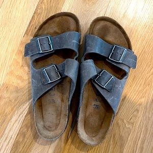 Like new men’s Birkenstock Arizona sandals in a size 43 (men’s 10)
